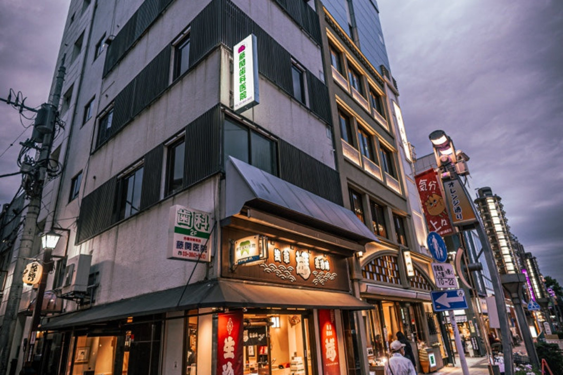 A city corner before the storm — a frame from Stevie's own camera